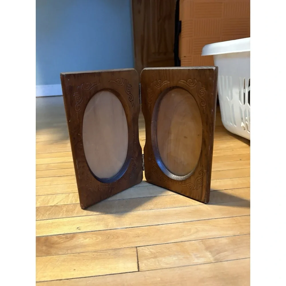 Vintage Oval Wooden Picture Frames (6.75